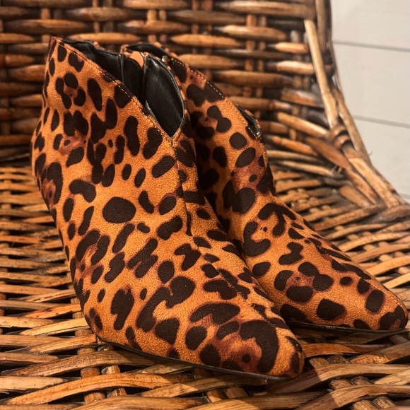 Allegra K Chic Leopard Pointy Toe Kitten Heels in size. Only worn a few times ! - Picture 3 of 10